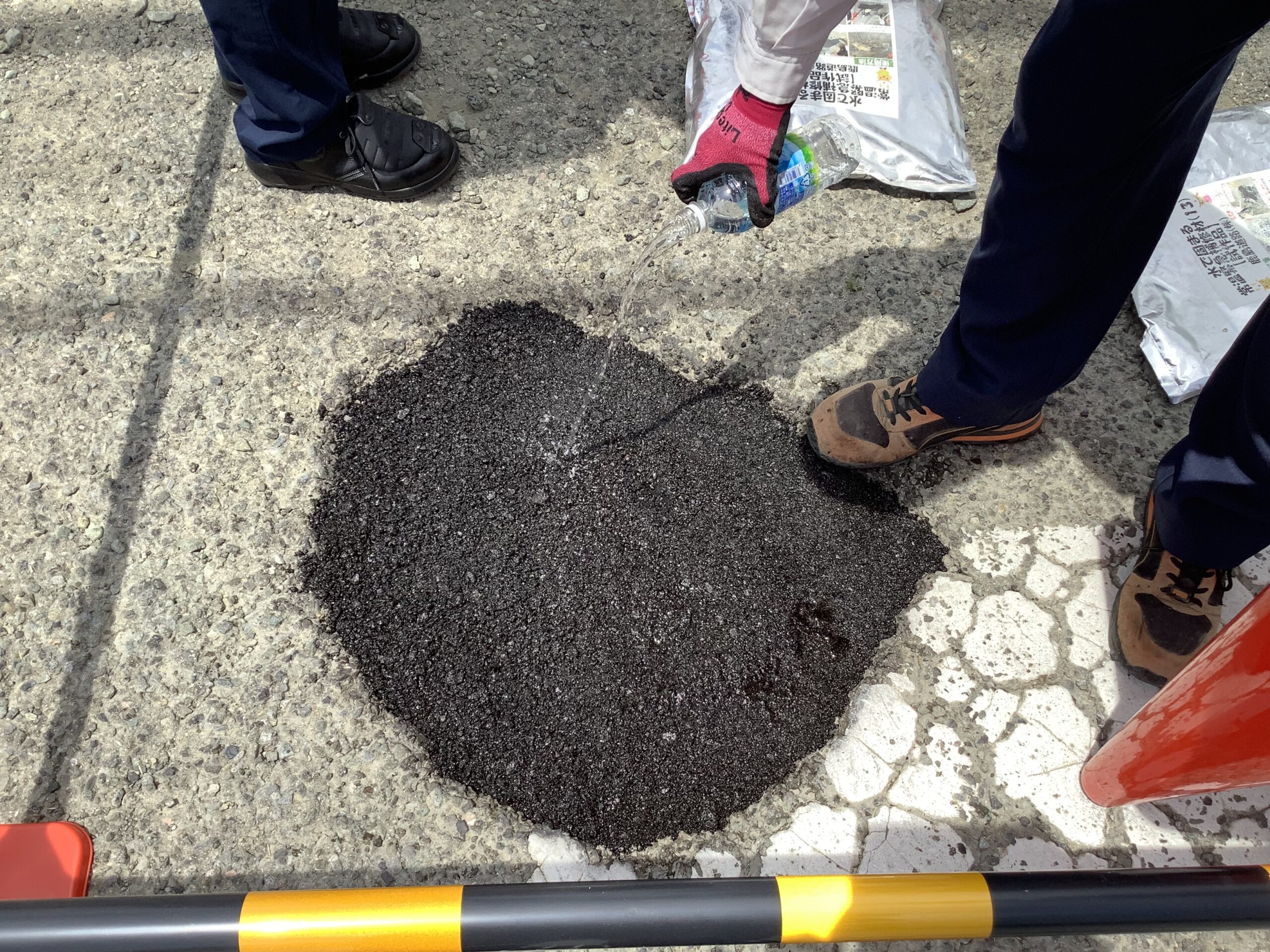 全天候型緊急補修材「カジマ クールミックス アクア」 | 鹿島道路株式会社